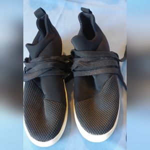 Women's Steve Madden Lancer size 9 w/ upper sock material. Has laces.